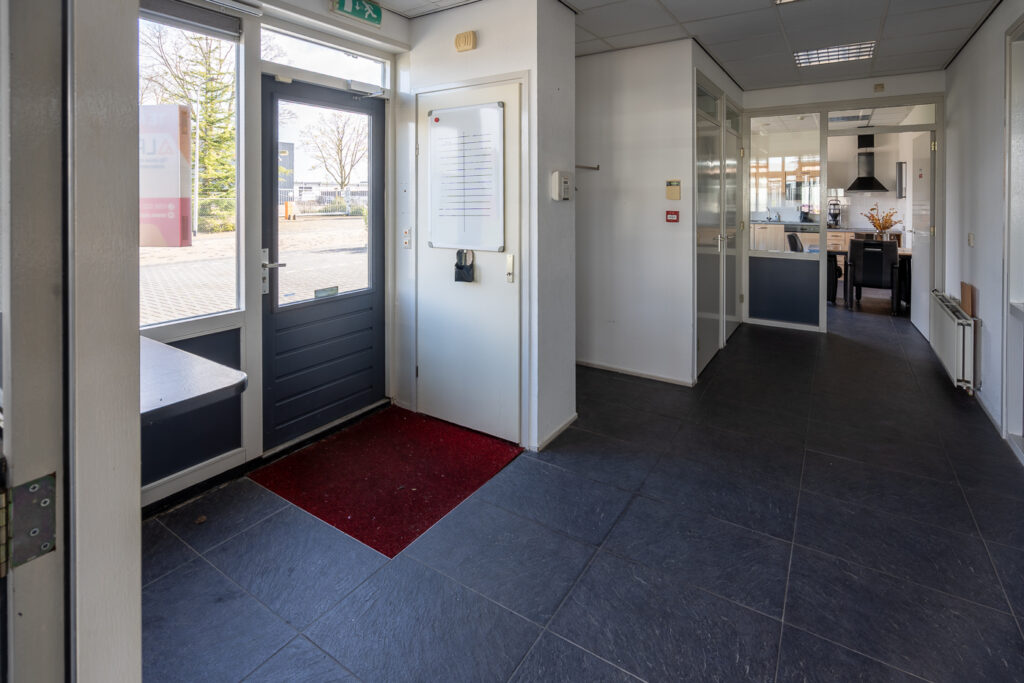 Entree, kantoorpand, Kraanvogelweg 8, Kampen, bedrijf, bedrijfspand, ondernemen, werken in Kampen, bedrijfsverzamelgebouw.