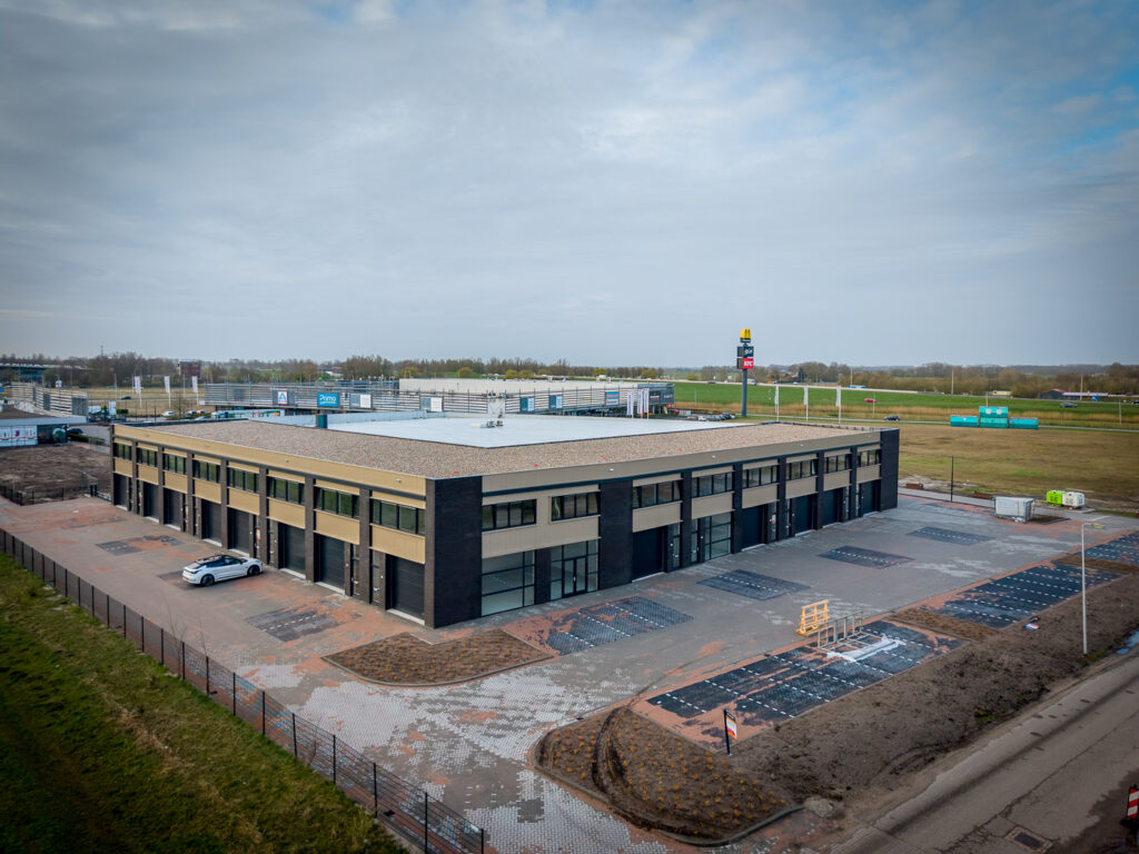 Te Koop, bedrijfsruimtes Zambonistraat. Werken in Kampen, Melmerpark, Hybride Automotive